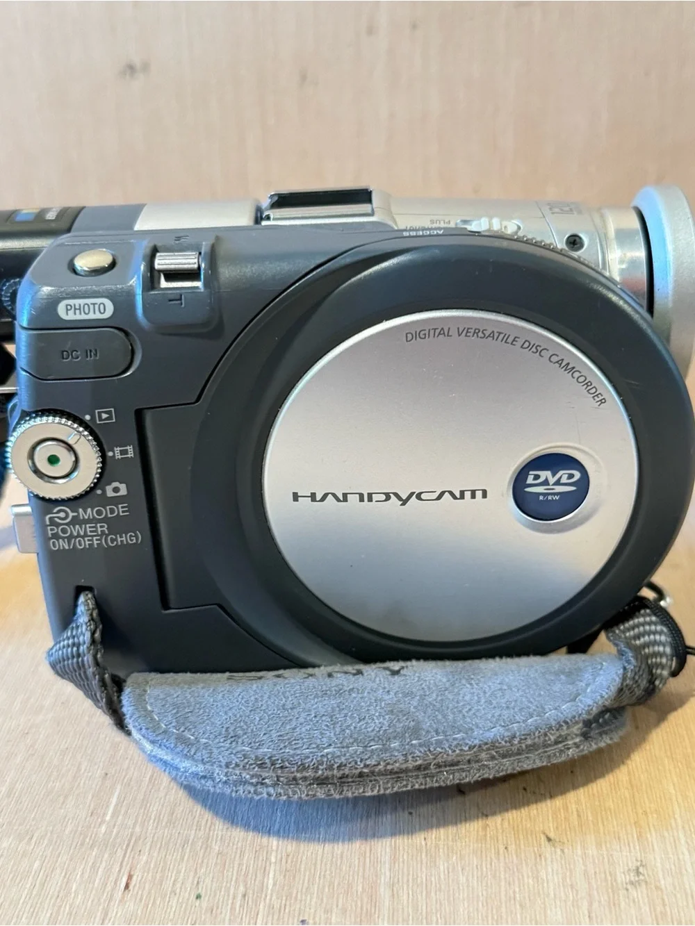 SONY 120X DVD R/RW, 3.5LCD Mega pixel Handy Cam“UNTESTED” No/Charg/Batt Read Blw